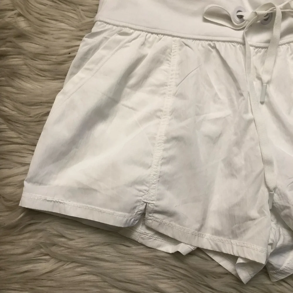 OFFLINE By Aerie The Hugger HomeRun Activewear Athletic White Womens Short M - Picture 4 of 10